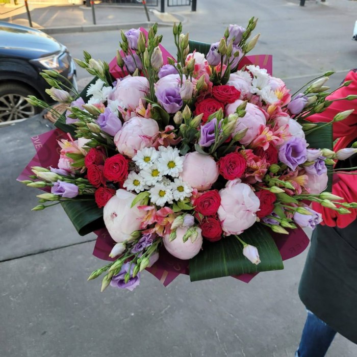 Букет с пионами и эустомой «Великолепие» — доставка цветов 