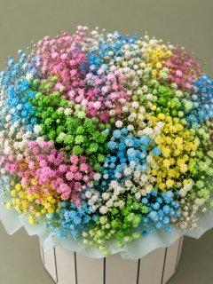 Радужная композиция из цветной гипсофилы в шляпной коробке