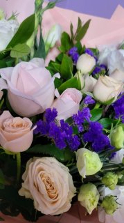 Букет из роз и эустомы &laquo;С искренними чувствами&raquo;