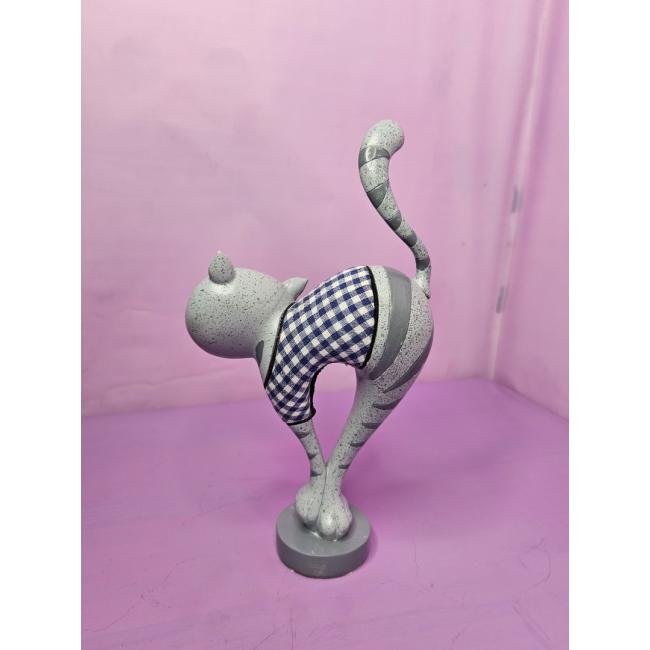 Игривая кошка