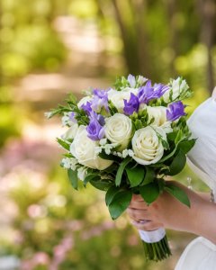 Букет невесты с белыми розами и фрезиями &laquo;Лиловая клятва&raquo;